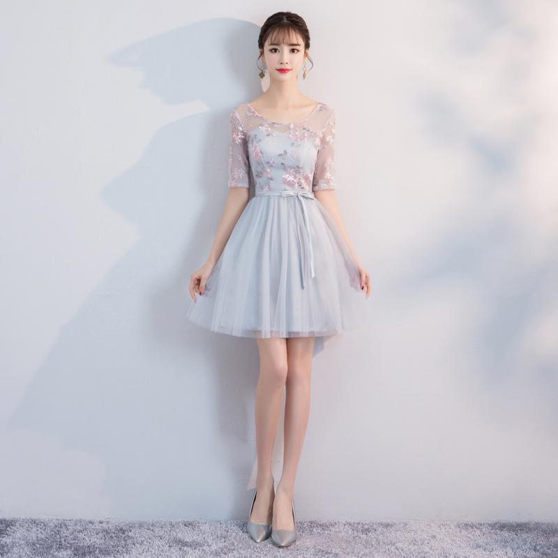 kudapy เดรสราตรีออกงานสีเทา ตัวเสื้อปักลายดอกไม้สีชมพูอ่อน