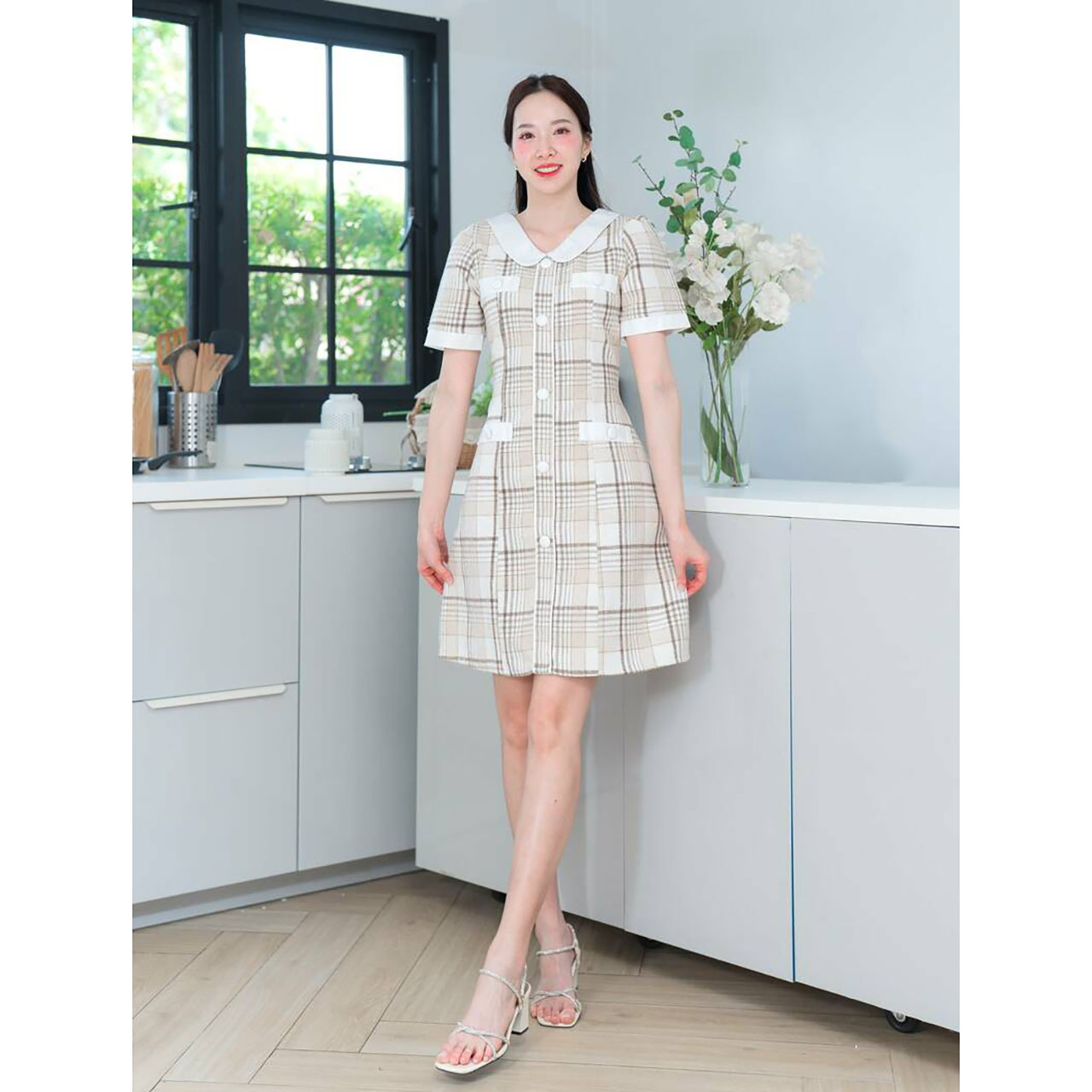 kudapy เดรสสั้นสีกรม สีน้ำตาล สีขาว แขนตุ๊กตาทูโทนแต่งกระดุม