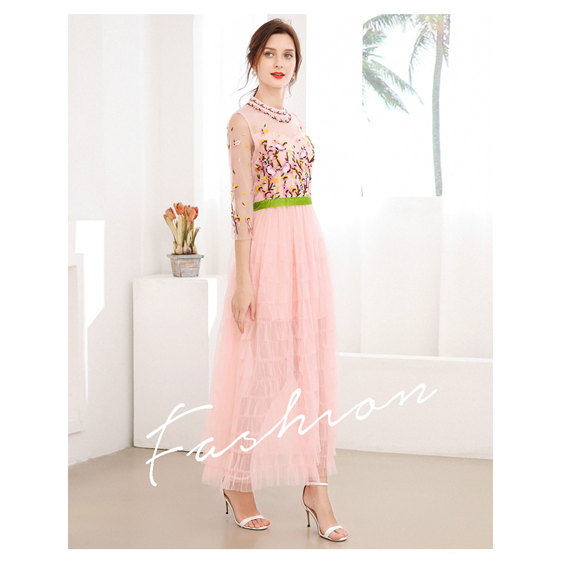 kudapy เดรสยาวสีชมพู ออกงาน ตัวเสื้อเป็นผ้าโปร่งปักลายดอกไม้สีชมพู งานปักสวยมากๆ