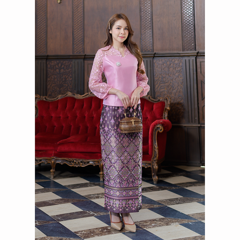 kudapy งานเสื้อผ้าไหมทอสี่เส้นสีทอง/สีชมพู +ผ้าถุง งานเสื้ออัดกาวมีซับใน มาพร้อมชิปซ่อนหลังใส่สบาย งานคอวีตามลายลูกไม้ แขนบอลลูนตัดต่อ