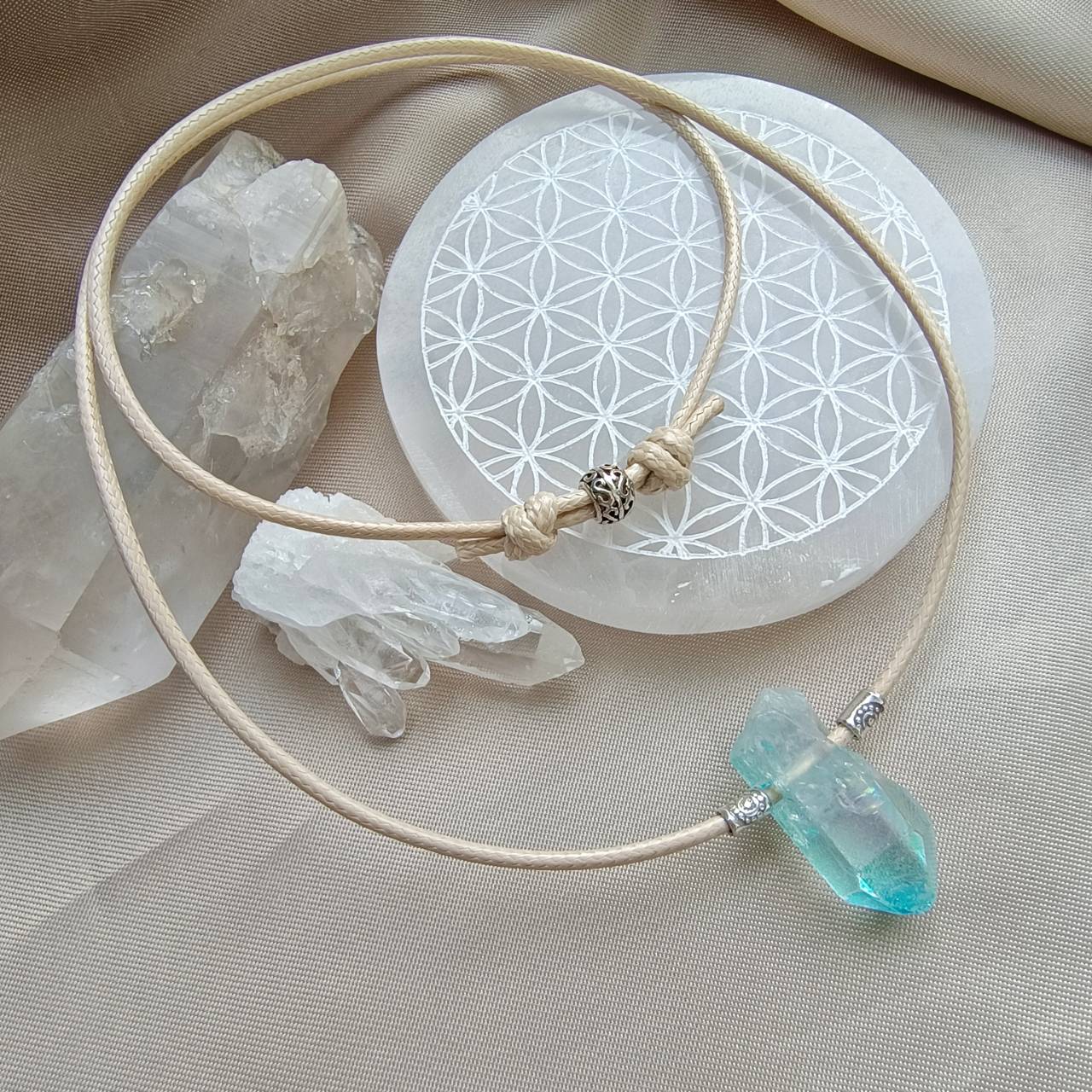 สร้อยคอเชือกจี้หินออร่าควอตซ์ผลึกธรรมชาติ Aura Quartz
