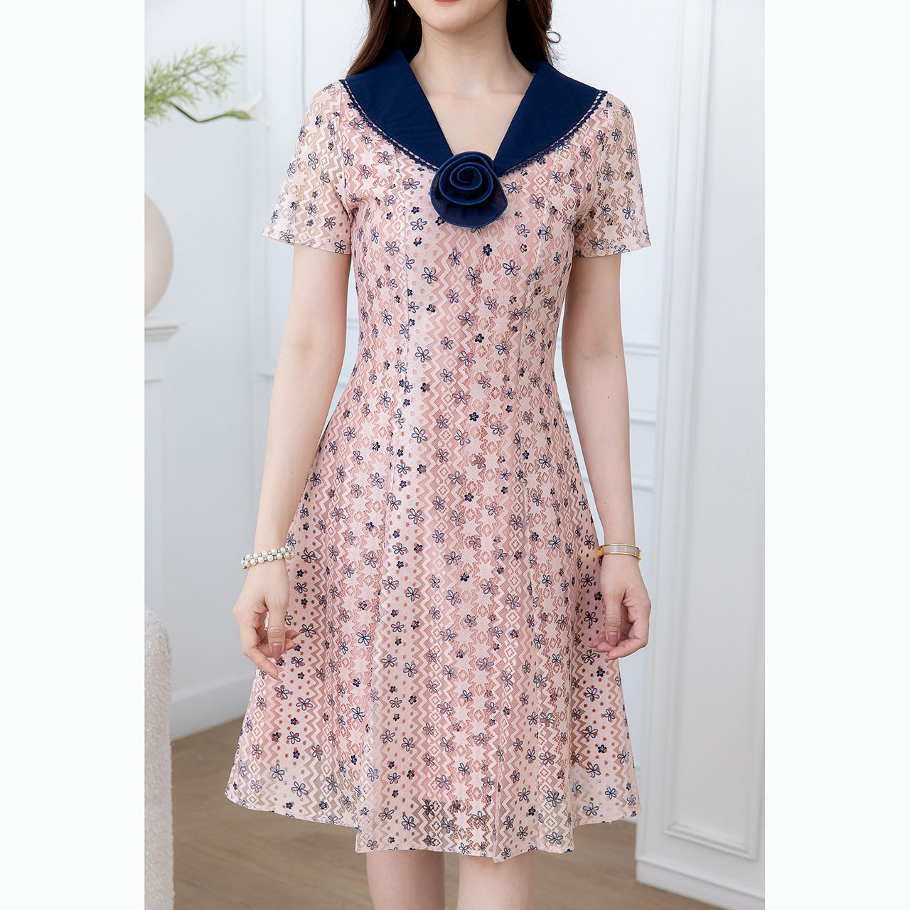 kudapy เดรสสั้นสีกรม/สีชมพู ลูกไม้คอปก ทรงสวยเรียบ เป็นลูกไม้พิมพ์ลายน่ารัก คอปกมีดีเทลแต่งลูกไม้ มีเข็มกลัดดอกไม้ติดสวยเก๋