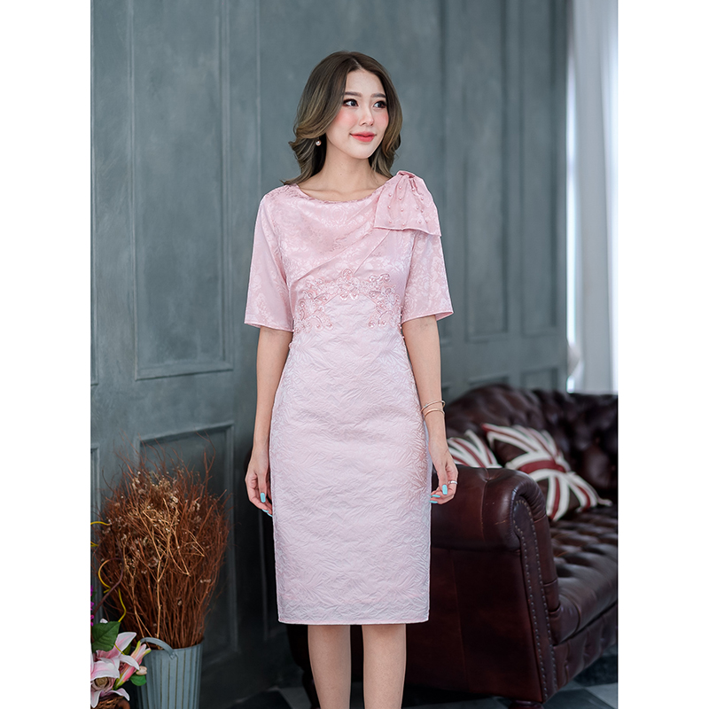 kudapy เดรสสั้นสีโอรส/สีเทา งานผสมผสานสองเนื้อผ้าและดีไซน์สวยหรุหรา ช่วงกระโปรงเป็นงานผ้า Jacquard ช่วงบนเป็นผ้า silk เนื้อเบานิ่มเงาเย็บ