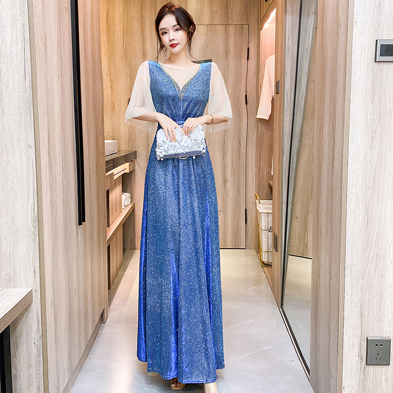 kudapy ชุดราตรียาวสีน้ำเงินเหลือบเขียวปีกแมลงทับ ผ้ากลิสเตอร์ อกเสื้อแต่งด้วยผ้ามุ้งสีครีมเป็นตัววี ประดับดิ้นสีทองที่อกเสื้อติดกับผ้ามุ้ง