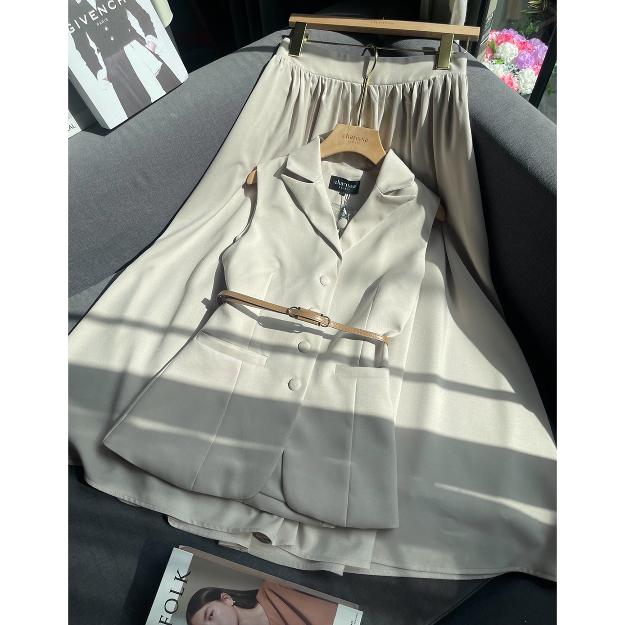 kudapy เซ็ทเสื้อแขนกุดมาพร้อมกับกระโปรงทรงยาว เสื้อเก็บทรงสวย แต่งปกสูทกระดุมปั้มติดได้จริง