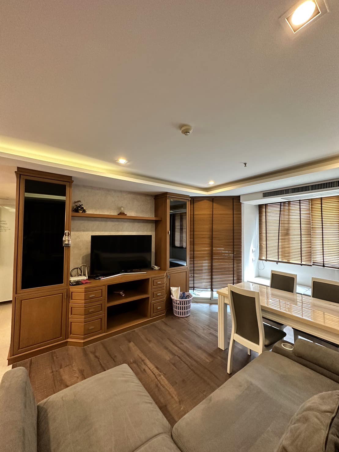 ปล่อยเช่าคอนโด Silom Park View (สีลม พาร์ค วิว) - ระเบียงใหญ่มาก 1ห้องนอน 2ห้องน้ำ 1ห้องนั่งเล่น - ใกล้ BTS ศาลาแดง/MRTสีลม - ขนาดห้อง 94 ตรม. ชั้น 6