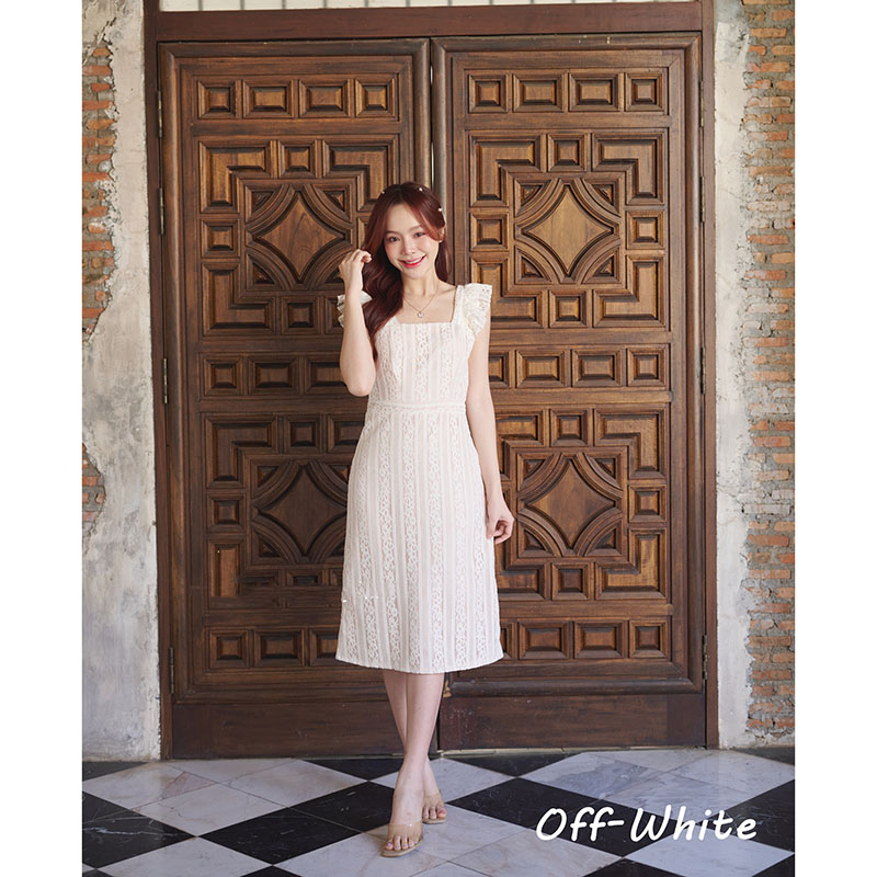 kudapy เดรสสั้นสีออฟไวท์/สีเบจ/สีชมพูนู้ดลูกไม้ ผ้าลูกไม้ทั้งชุด ช่วงเสื้อเป็นคอเหลี่ยม สายของเสื้อทำเป็นระบายต่อแขนออกมาดูมุ้งมิ้ง