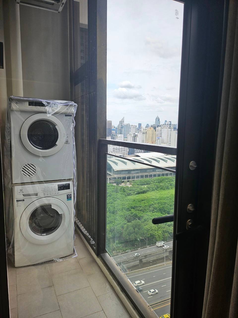 ปล่อยเช่าคอนโด Chewathai Residence Asoke (ชีวาทัย เรสซิเดนซ์ อโศก) - 1ห้องนอน 1ห้องน้ำ 1ห้องนั่งเล่น - ใกล้ MRT พระราม 9 - ขนาดห้อง 29+5 ตรม. ชั้น 21