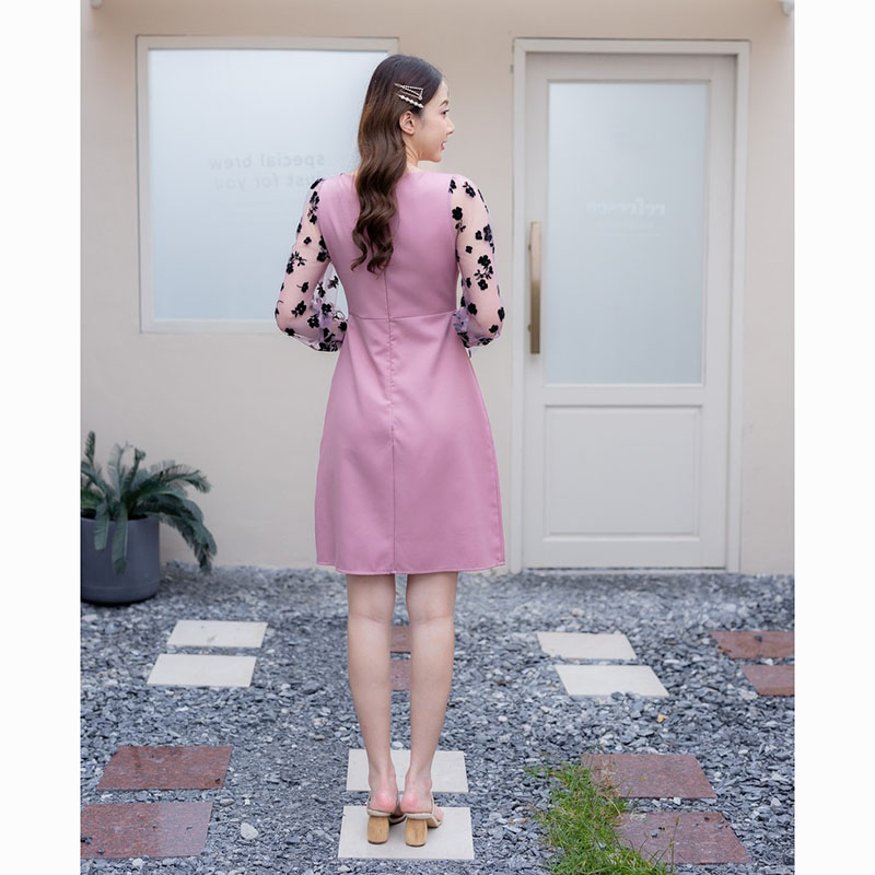 kudapy เดรสสั้นสีชมพู/สีน้ำตาล/สีดำ ทรงสวย เข้ารูป แขนผ้าชีฟองโปร่งลายดอกไม้ กิมมิคแต่งกระดุม งานซิปหลัง