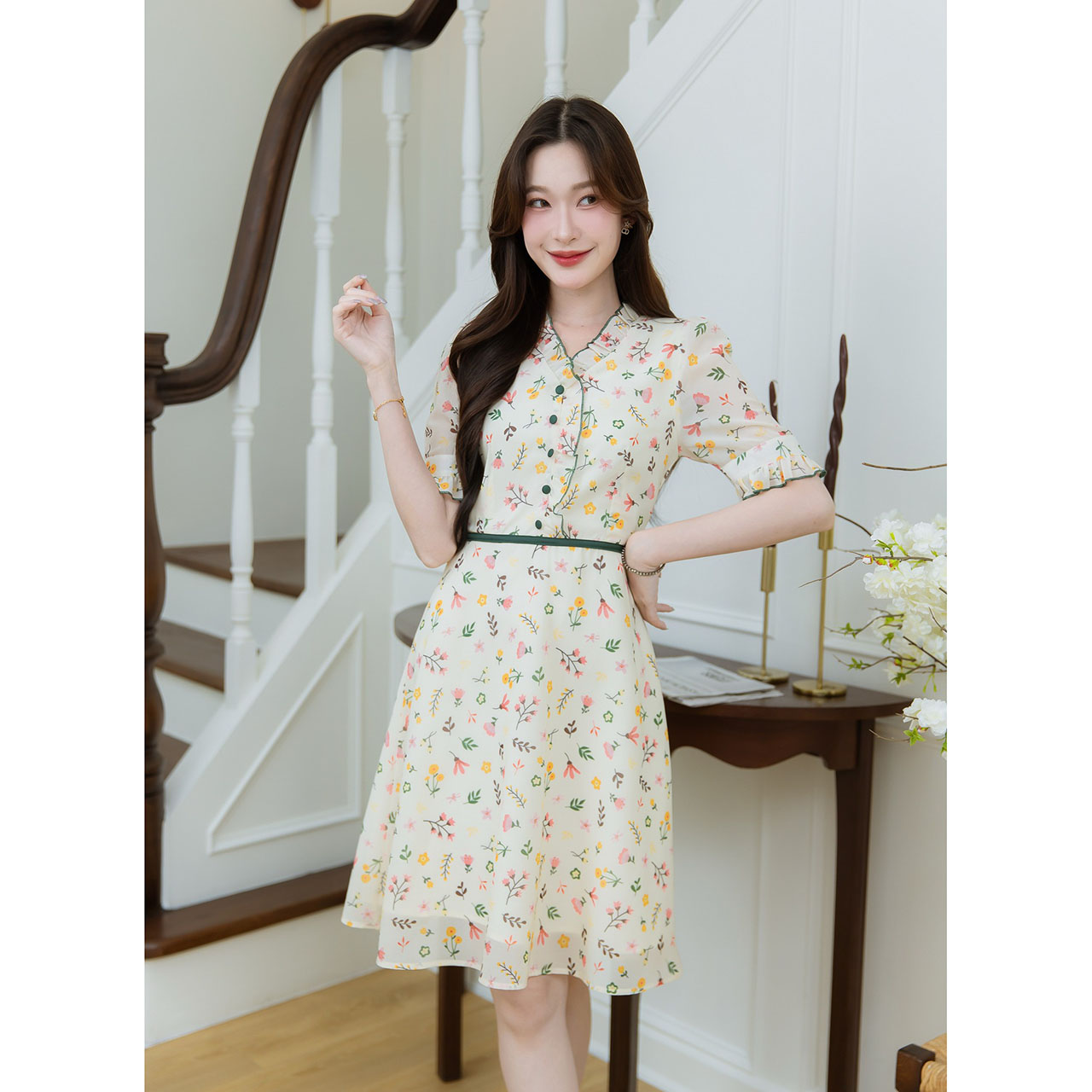kudapy เดรสผ้าชีฟองพิมพ์ลายดอก ดีเทลคาดขอบเขียวตัดช่วงเอว แต่งกระดุมช่วงอก