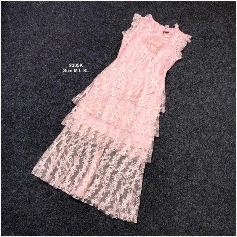 kudapy เดรสลูกไม้ยาวสีชมพู ทรงเข้ารูป ผ้าตาข่ายปักลายลูกไม้ปะการัง แต่งระบายรอบคอและวงแขน มีซิปหลัง