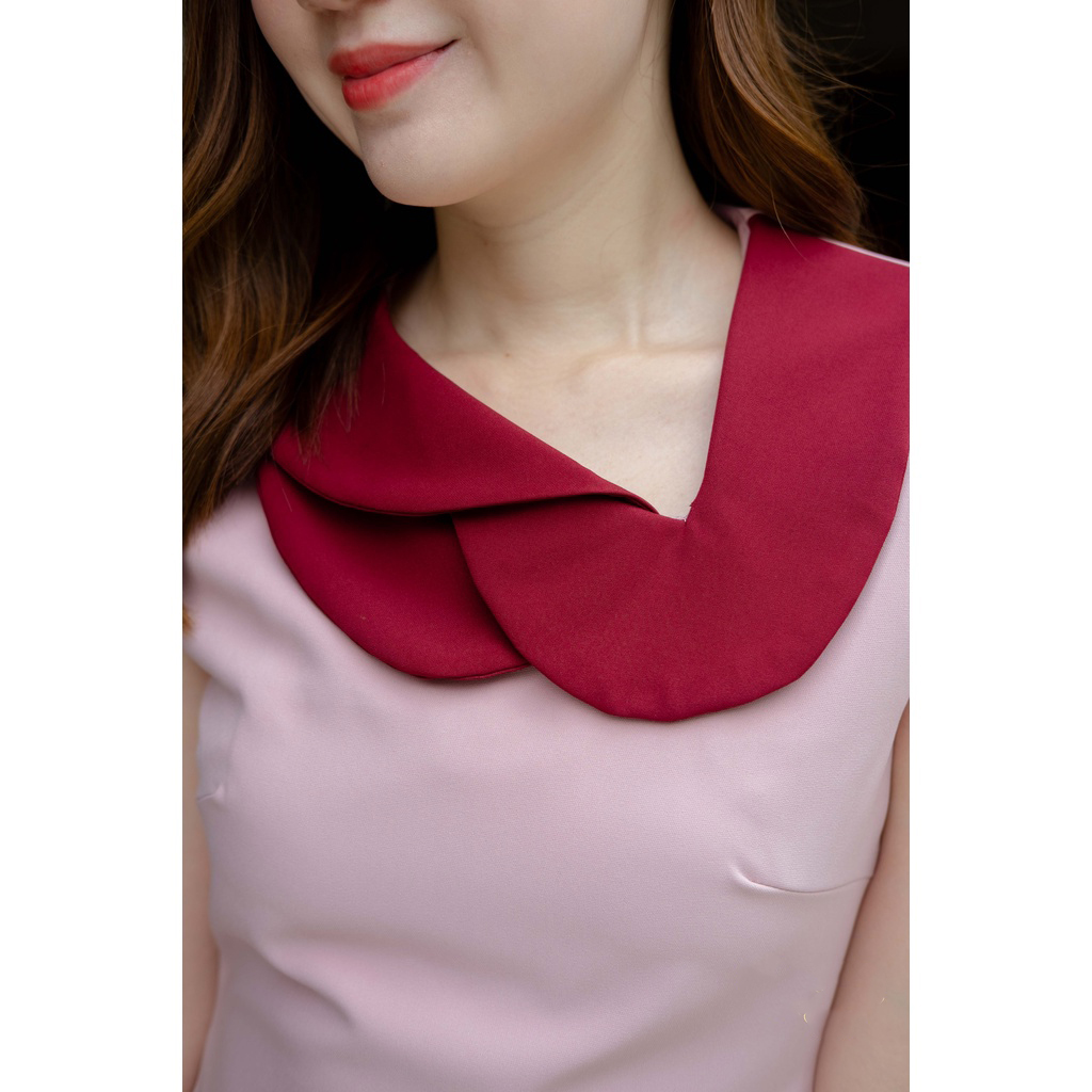 kudapy เดรสสั้นคอวีแต่งเฉียง เดรสผ้านาโนเนื้อดี ทรงแขนล้ำ ดีไซน์คอเป็นปกกลีบกุหลาบ กระโปรงทรงตรง ผ่าหลัง ซิปหลัง ซับในทั้งตัว