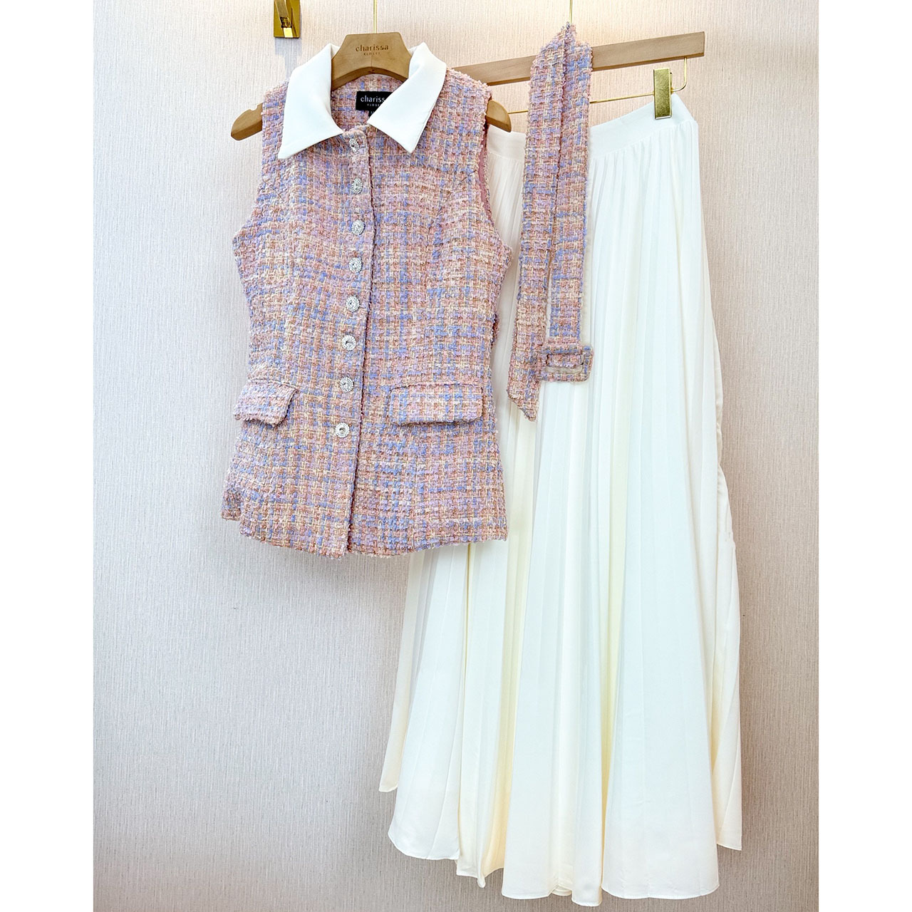 kudapy ชุดเซ็ททวิตปกขาวมาพร้อมกระโปรงยาว แถมฟรีเข็มขัด เสื้อใช้ผ้าทวิตทอพิเศษ มีซับในเป็นผ้าซาติน