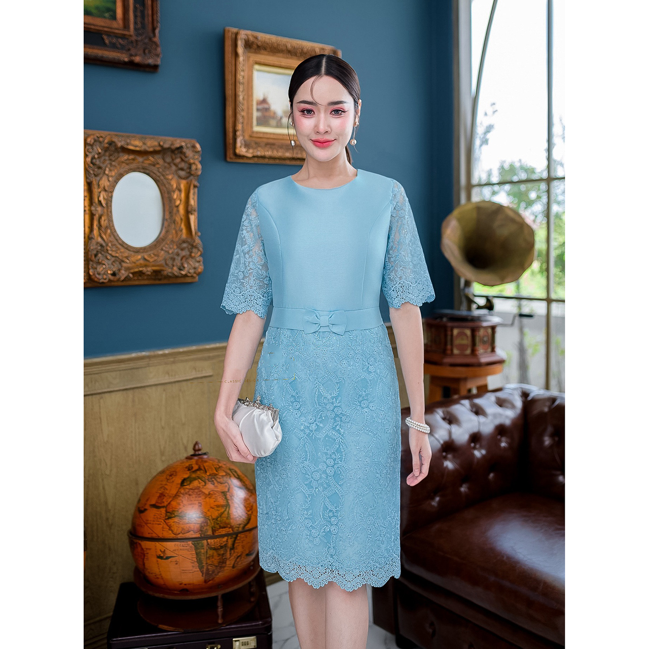 kudapy เดรสสั้นสีชมพูกะปิ/สีฟ้า ผ้าไหมทรงแขนศอก ผ้าลูกไม้ปักแต่งเลือม เป็นทรงเอวต่อช่วงเอวแต่งโบว์น่ารัก ผ้าไหมนิ่มไม่แข็ง