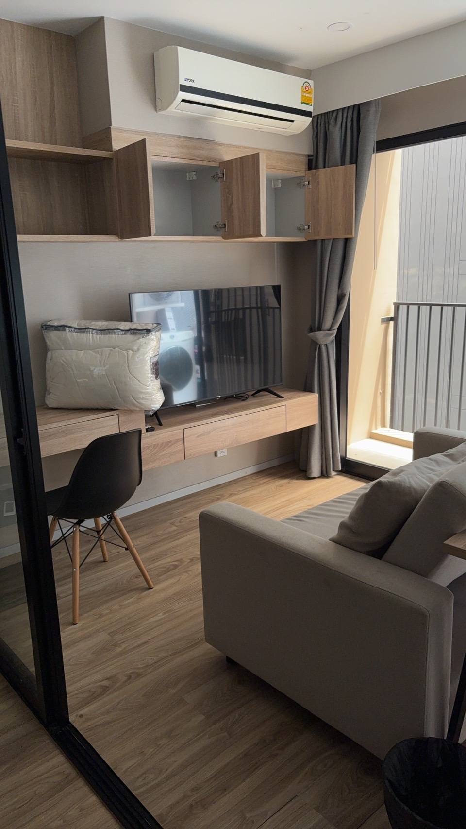 ให้เช่าคอนโด Blossom Condo @ Sathorn - Charoenrat (บลอสซั่ม คอนโด แอท สาทร - เจริญราษฎร์) Low Rise โซนพื้นที่ BTS สุรศักดิ์ ห้องแบบ 1ห้องนอน 1ห้องน้ำ ขนาดห้อง 31 ตรม. ชั้น 5 ตึก C