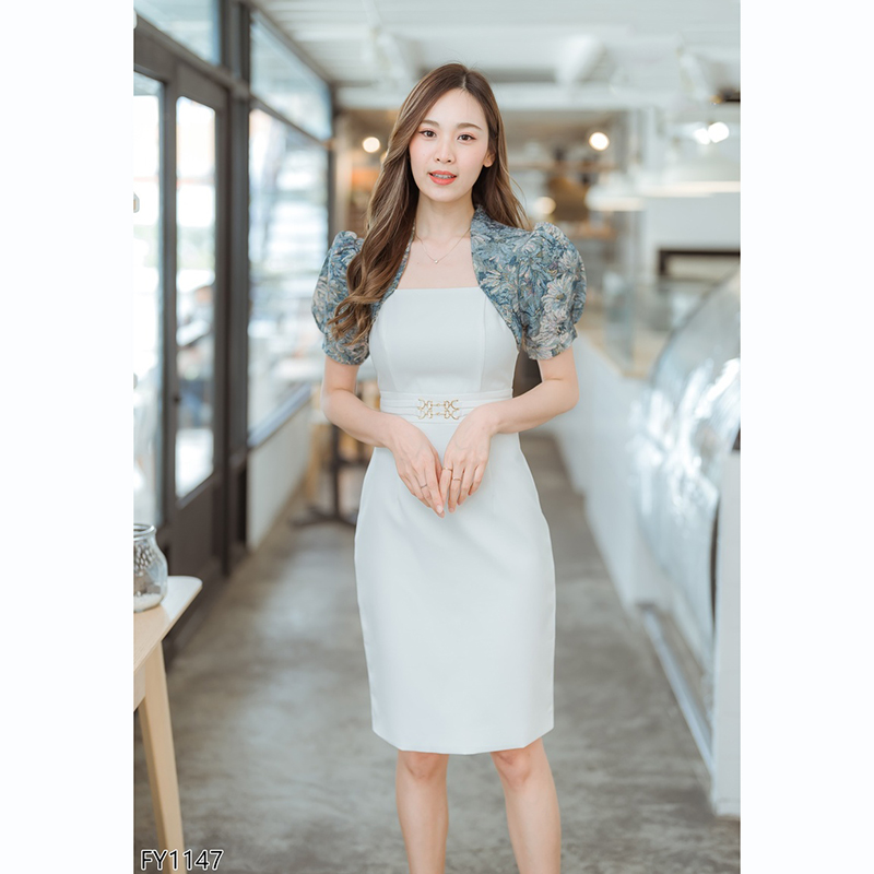 kudapy เดรสสั้นสีขาว/สีดำ กระโปรงเข็มขัดคาดไหล่ผ้าทอ