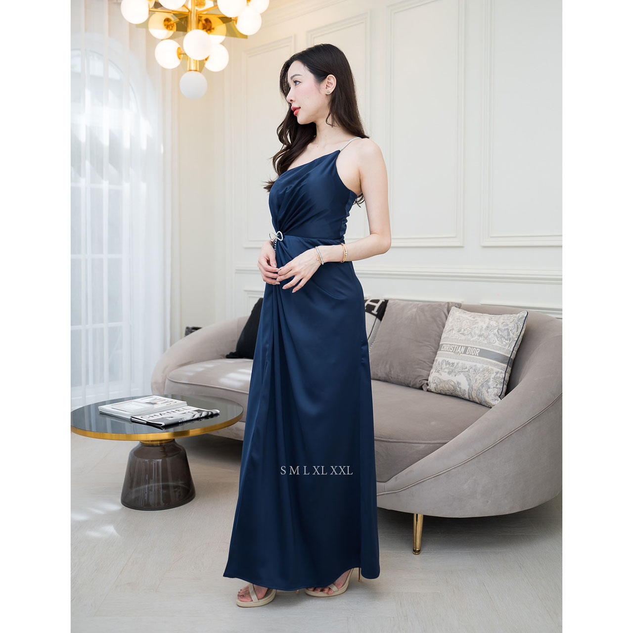 kudapy เดรสยาวสีโอวัลติน/สมิ้นอมฟ้า/สีชมพูกลีบบัว/สีกรม/สีชาเขียว ชุดราตรียาวไหล่เบี่ยงสายเพชรแต่งมัดเอวติดเข็มกลัดเพชรโบว์ งานพรีเมี่ยมผ้าเครปซาติน ซับในเกรดเอ ซิปด้านหลัง สวยหรู