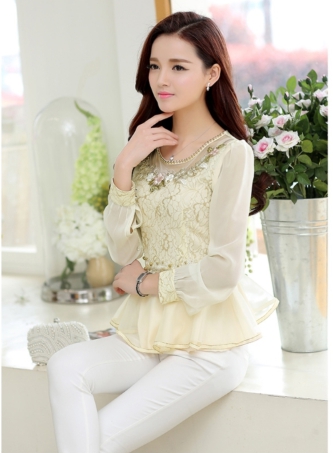 kudapy เสื้อลูกไม้สีครีมแขนยาว ทรงเข้ารูป คอกลมปักดอกไม้และ ปักลูกไม้และ ต่อชายระบายช่วงเอว