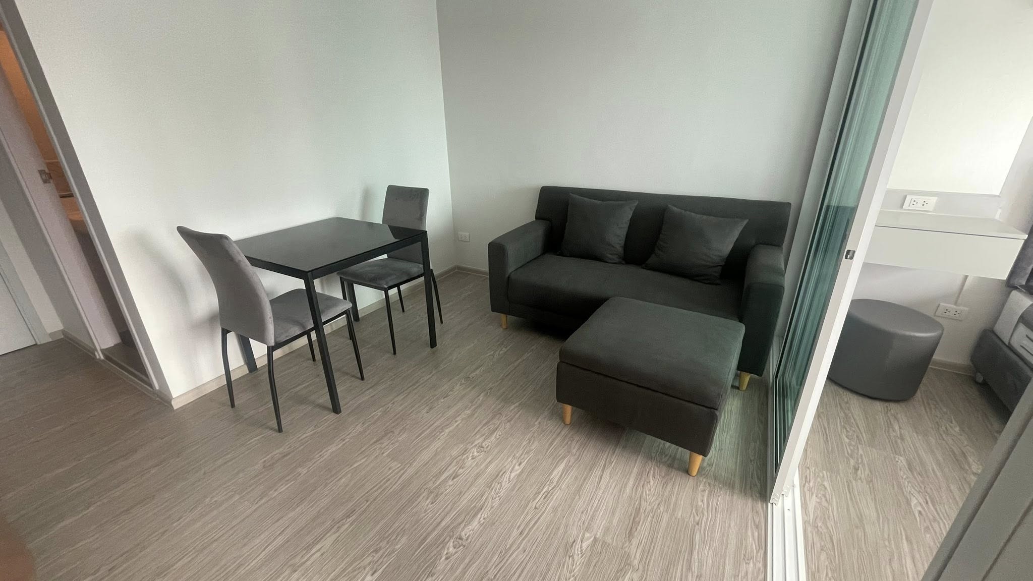 ให้เช่าคอนโด Regent home bangna (รีเจ้นท์ โฮม บางนา) โซนพื้นที่ BTS บางนา ห้องแบบ 1ห้องนอน / 1ห้องน้ำ / โซนครัวปิด · ขนาดห้อง 28 ตรม. ชั้น 8 ตึก B