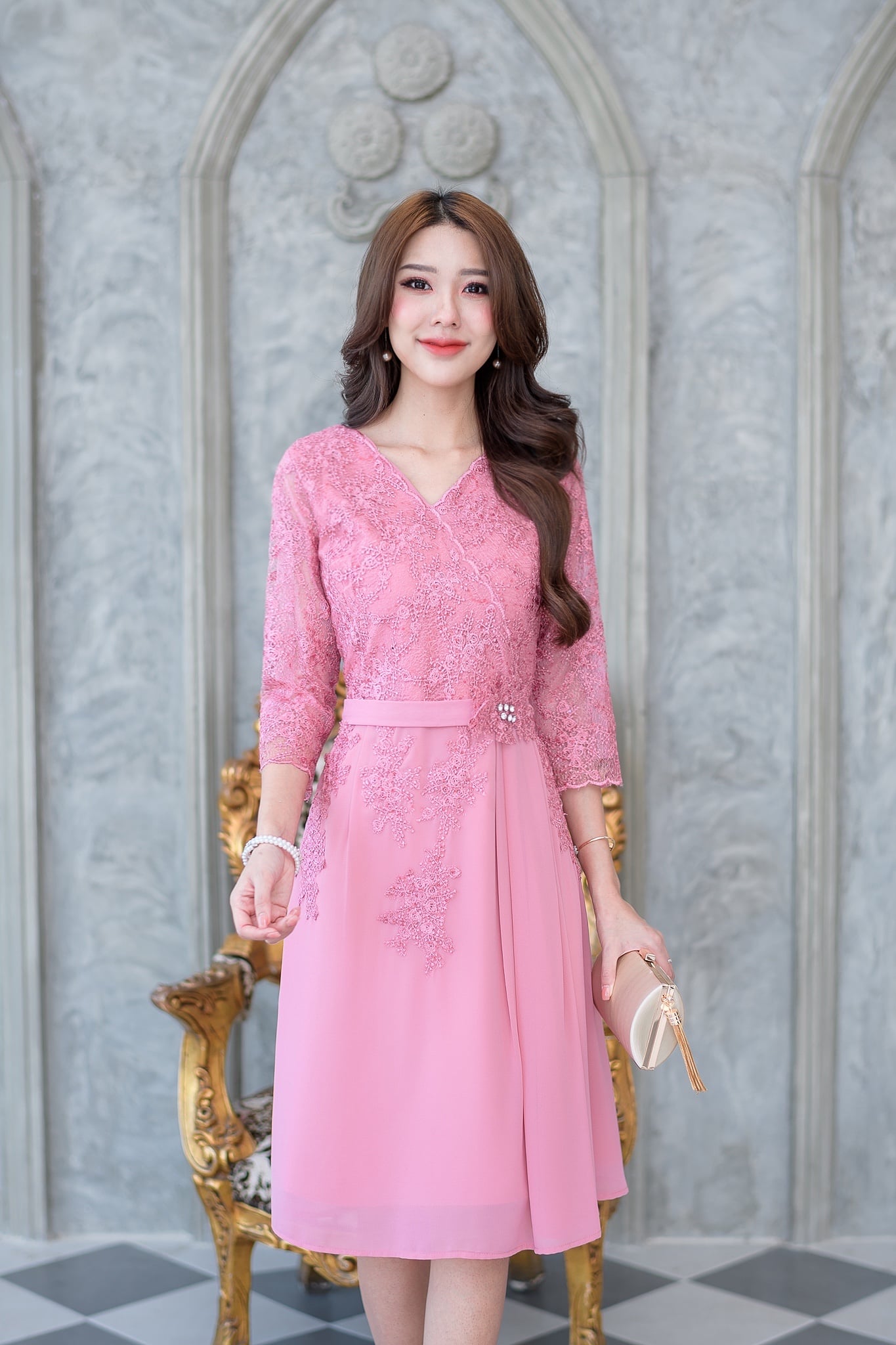 kudapy เดรสสั้นสีชมพู/สีดำ/สีแดง/สีม่วง ลูกไม้ปักเกรดพรีเมี่ยมสวยหรูตกแต่งเลื่อมทั้งตัว ช่วงกระโปรงเป็นผ้า chiffon