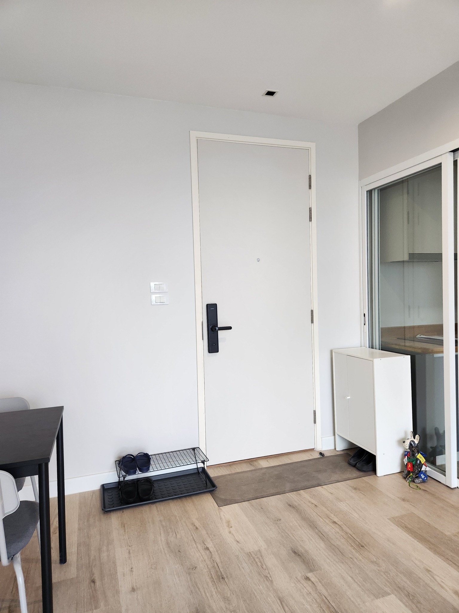 ให้เช่าคอนโด The Room Sathorn - Taksin (เดอะ รูม สาทร - ตากสิน) 2ห้องนอน / 2ห้องน้ำ ขนาด 68 ตรม. ชั้น 7 ค่าเช่า 28,000 ต่อเดือน รถไฟฟ้า BTS โพธิ์นิมิต