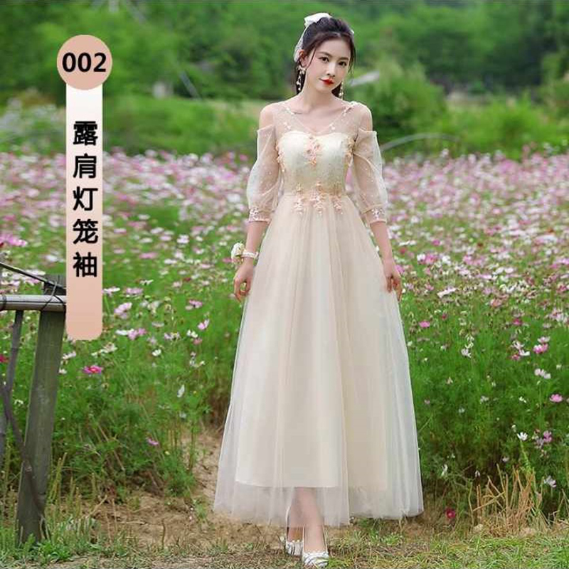 kudapy ชุดราตรีออกงานยาวสีครีม คอวีแขนซีทรูเปิดไหล่ ตัวเสื้อปักลายดอกไม้ติดด้วยเลื่อนสีเงินระยิบระยับ มีฟองน้ำซับในบางๆช่วงหน้าอกให้ชุดดูเป็นทรง
