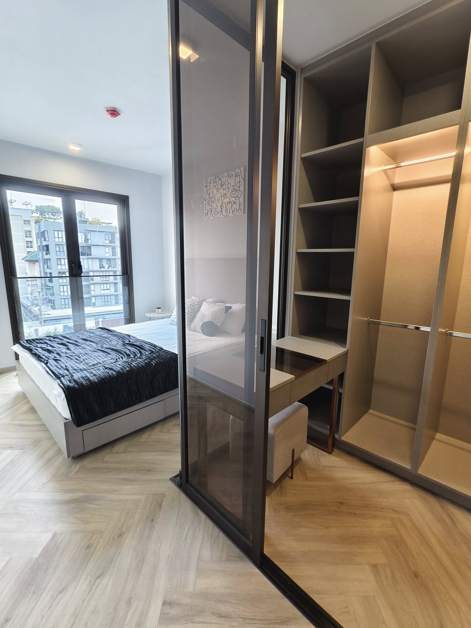 ให้เช่าห้องใหม่คอนโด Chapter Thonglor 25 (แชปเตอร์ ทองหล่อ 25) โซนพื้นที่ BTS ทองหล่อ ห้องแบบ 1ห้องนอน / 1ห้องน้ำ / โซนครัวปิด ขนาดห้อง 35 ตรม. ชั้น 6