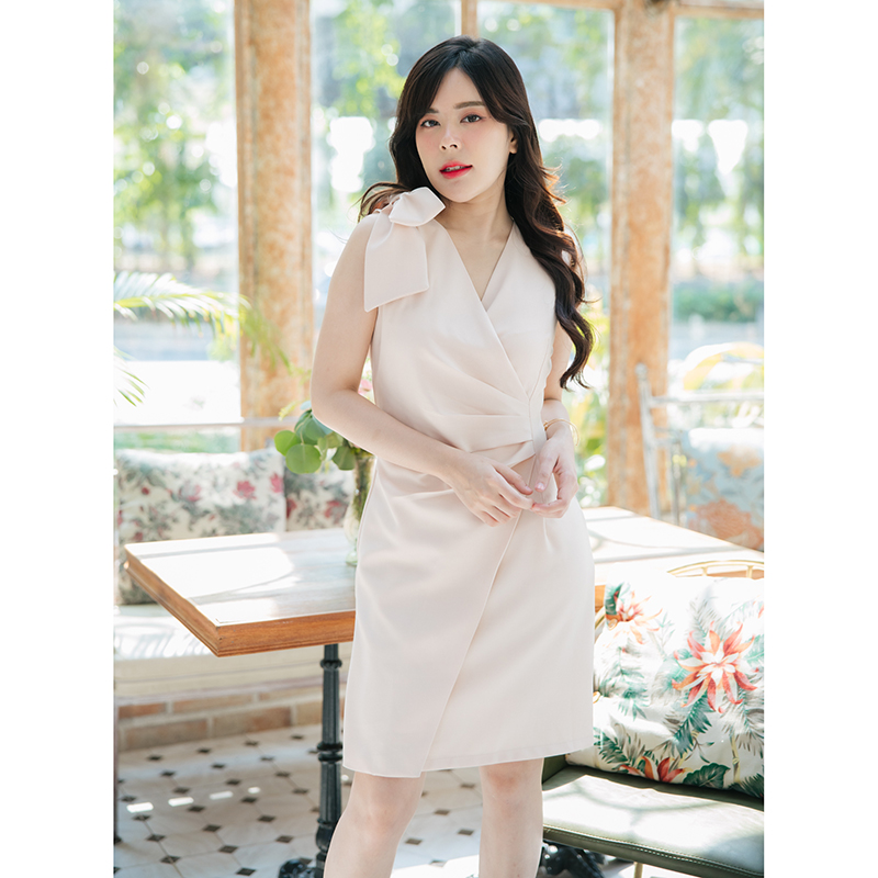 kudapy เดรสสั้นสีครีม ช่วงไหล่แต่งโบว์ใหญ่ที่ไหล่ จับเดรปที่เอว1 ด้าน กระโปรงป้ายด้านหน้า