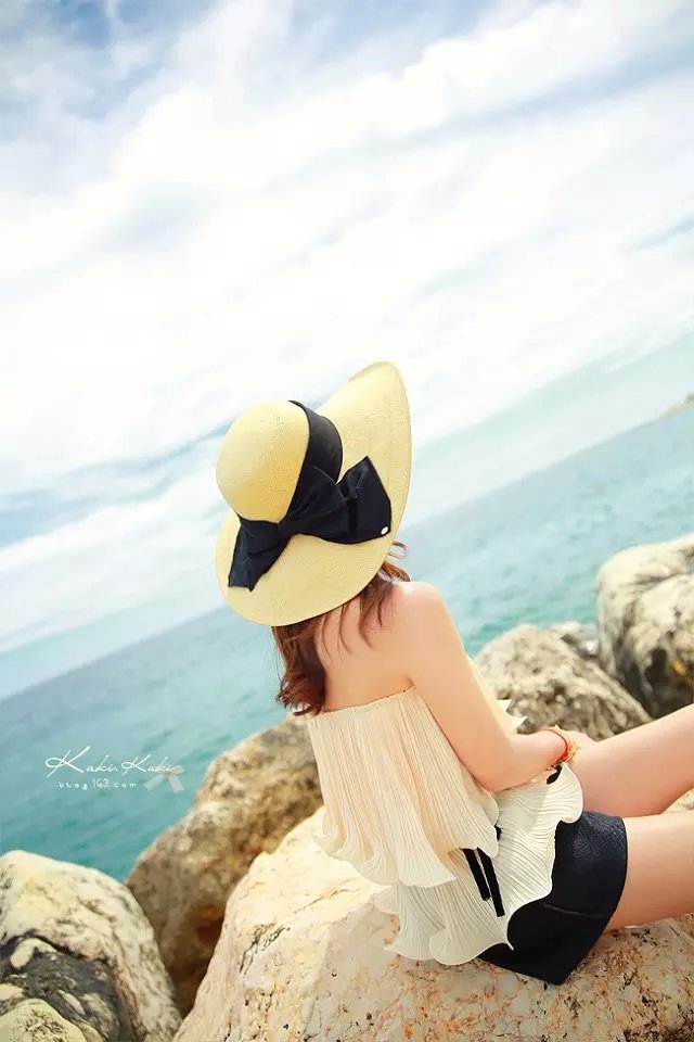 kudapy เสื้อเกาะอก ผ้าชีฟองอัดพลีตเล็กๆ สีครีม ตัวเสื้อเย็บระบาย 2 ชั้น