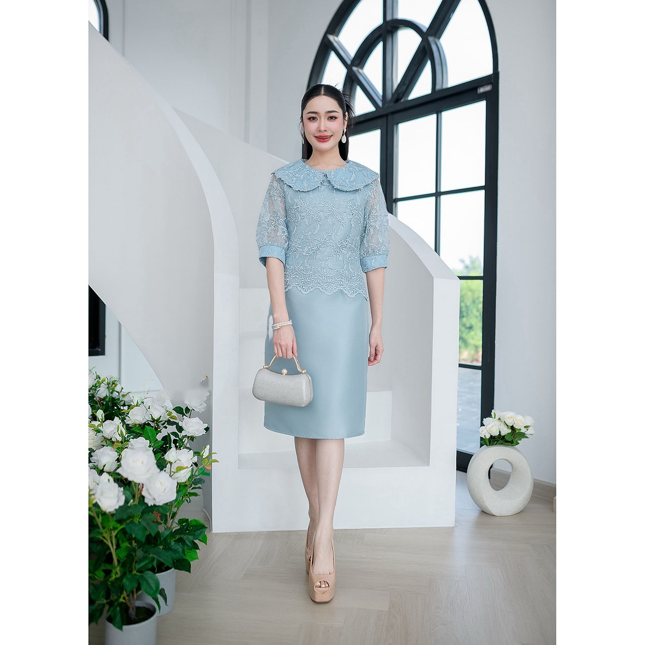 kudapy เดรสสั้นสีชมพู/สีฟ้า ผ้าไหม เสื้อลูกไม้เข้ากับเดรสสวยลงตัว ผ้าลูกไม้ใยบวบ ดีไซน์คอบัว จั้มปลายแขนเสื้อ เดรสผ้าไหมให้ลุคหวานลุคน่ารัก