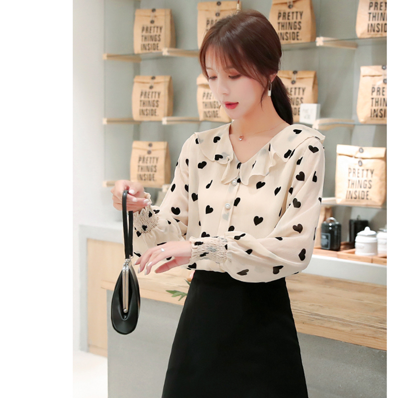 kudapy เสื้อสีครีมลายหัวใจสีดำ ผ้าชีฟองเนื้อดี แขนยาว ปลายแขนเสื้อจั๊ม แต่งกระดุมมุกหลอกสวยที่หน้าอกเสื้อ M