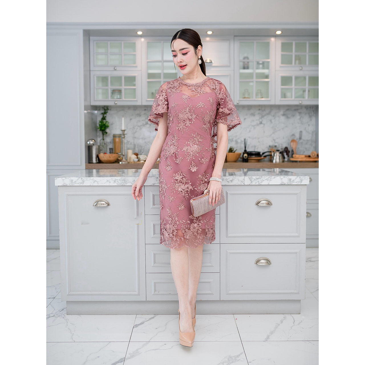 kudapy เดรสสั้นสีเหลืองนวล/สีกะปิ ผ้าลูกไม้บุหงา พื้นผ้าลูกไม้เป็นผ้าตาข่าย ปักลายสวย