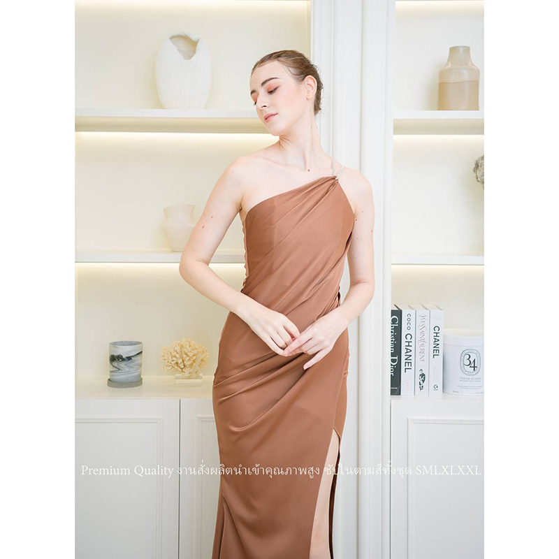 kudapy เดรสยาวสีน้ำตาลอิฐ/สีเลือดหมู/สีกรม/สีชมพูอ่อน ชุดราตรีไหล่เบี่ยงแต่งสายเพชรคู่
