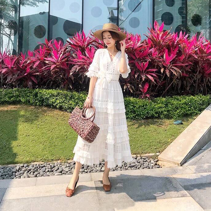 kudapy เดรสยาวผ้าลูกไม้สีขาวคอวี แต่งระบายหลายชั้น เอวแต่งโบว์ใหญ่ติดเอวสวยตามแบบเลยค่ะ