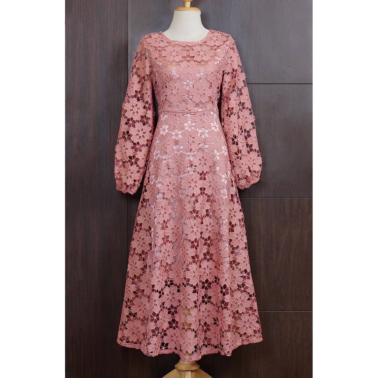 kudapy ดรสลูกไม้แขนยาว+เข็มขัด ใช้ผ้าลูกไม้ ขึ้นลายดอกไม้ลายชัดแน่นสวย ซิปยาวซ่อนด้านหลัง ช่วงล่างยาวบานพริ้วสวยใช้ผ้าเยอะ