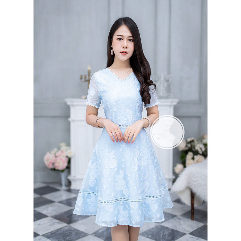 kudapy เดรสสั้นสีขาว/สีฟ้า ผ้าผสมมีเทคเจอร์ลายดอกนูนสวย แต่งด้วยลูกไม้ทั้งตัว รอบคอ รอบปลายแขน