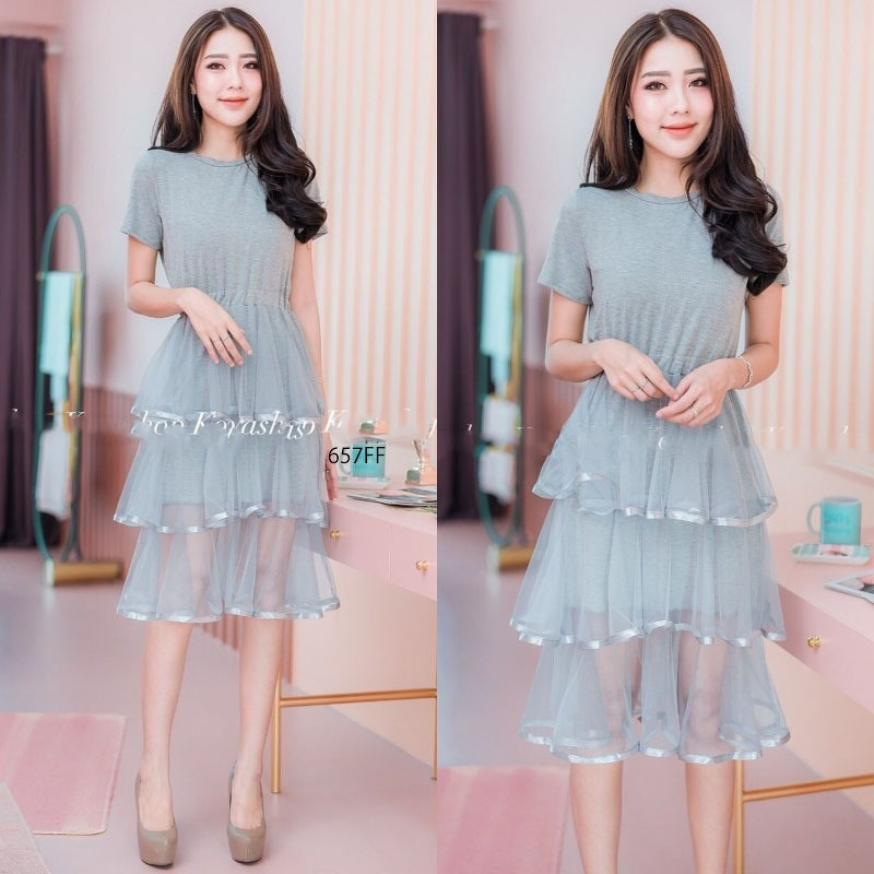 kudapy เดรสสีขาว ,กรม เทา, แดง, ดำ ชั้นๆฟรุ้งฟริ้ง ใส่สบายไม่ซ้ำใครจ้าเอวดึงยางรอบเอว เนื้อผ้าเรย่อน แต่งผ้ามุ้ง