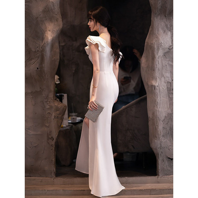 kudapy เดรสยาวสีขาว ปาดไหล่แต่งระบายกระโปรงผ่าหน้าทรงหางปลา เรียบหรูดูแพงสวยหรูดูดี ชุดไปงานแต่ง