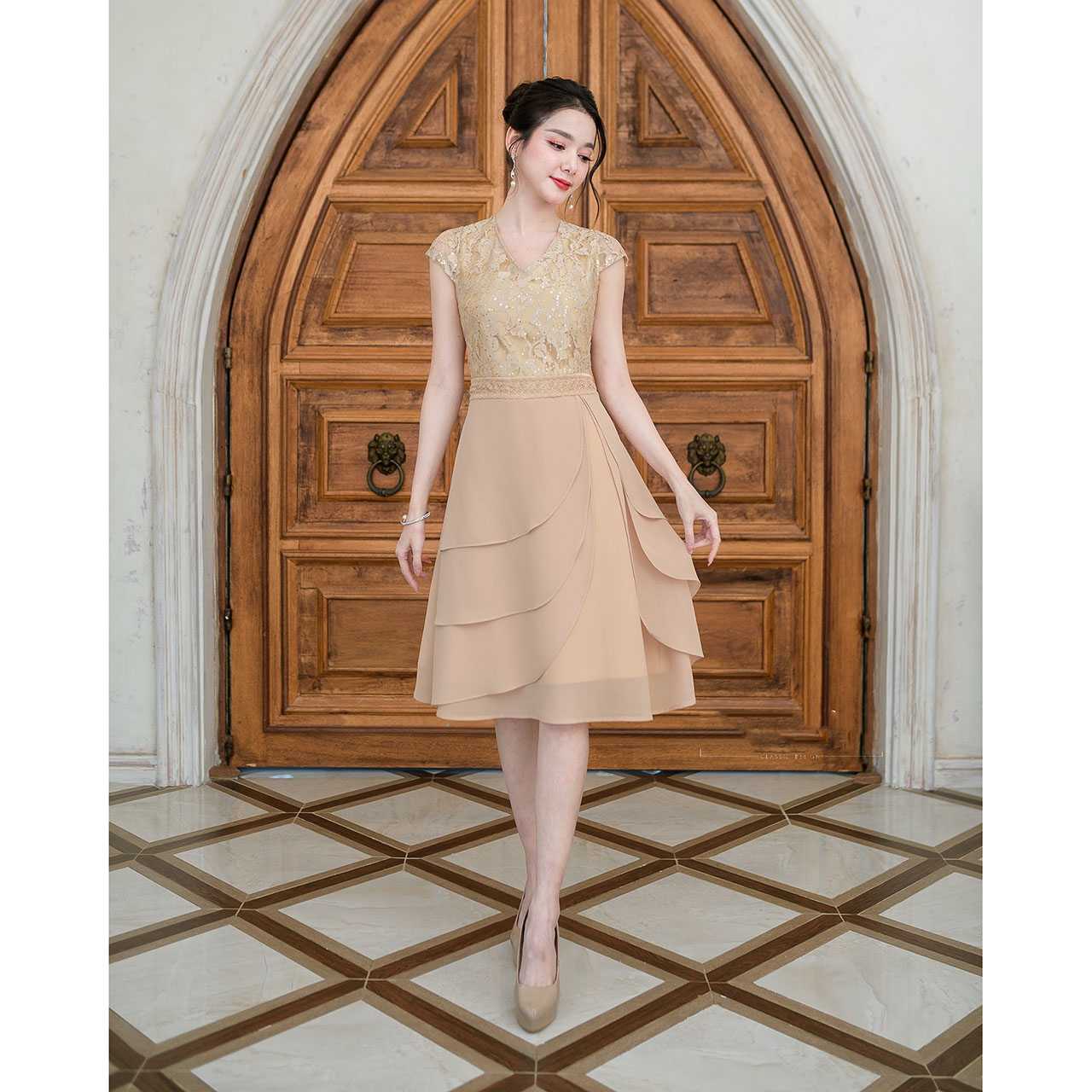 kudapy เดรสสั้นสีเทาซิลเวอร์/สีครีมทอง/สีแดง กระโปรงเลเยอร์สามชั้น เสื้อคอวีเป็นผ้าลูกไม้เลื่อม กระโปรงผ้าชีฟอง เอวตกแต่งอะไหล่ลูกไม้เป็นเข็มขัดดีเทลสวย