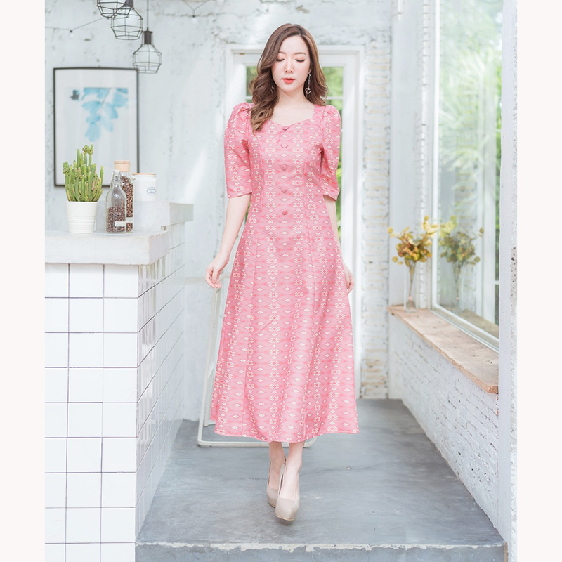 kudapy เดรสยาวผ้าไทยพิมพ์ลายสีแดง/สีชมพู/สีกรม คอเหลี่ยม หยักแขนตุ๊กตา ลายไทยทรงสวย