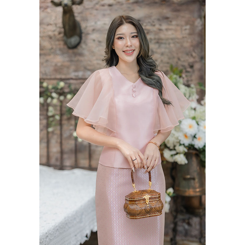 kudapy เสื้อผ้าไหมจิตลดาสีแดง/สีชมพู/สีขาว ตัวเสื้อมีซับในอย่างดีชิปซ่อนหลัง คอวีแต่งกระดุมหน้า ตรงแขนระบายใช้ผ้าไหมออแกนดี้อย่างดี