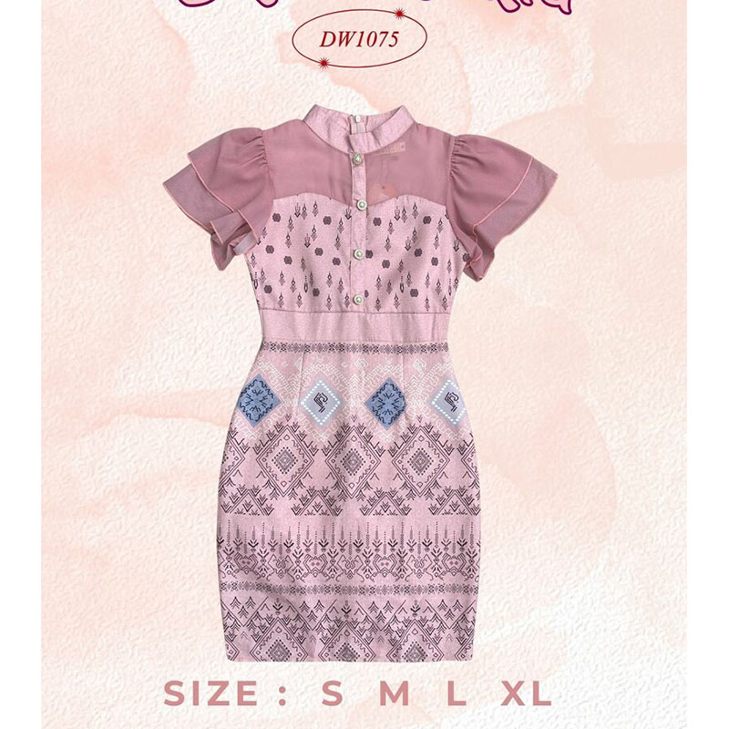 kudapy เดรสสั้นสีชมพู/สีครีม/สีฟ้า ผ้าพิมพ์ลายไทย คอปกสูง แต่งผ้าชีฟองช่วงแขน ใส่ทำงานได้ไม่มีเอ้าท์ เป็นงานซิปซ่อนด้วย