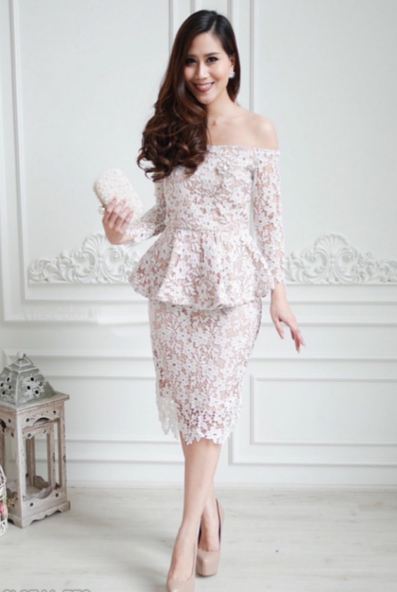 ชุดไปงานแต่งสีขาว เดรสลูกไม้เปิดไหล่เอวระบาย ผ้าลูกไม้ทอแน่น งานละเอียดปราณีตสุดๆ