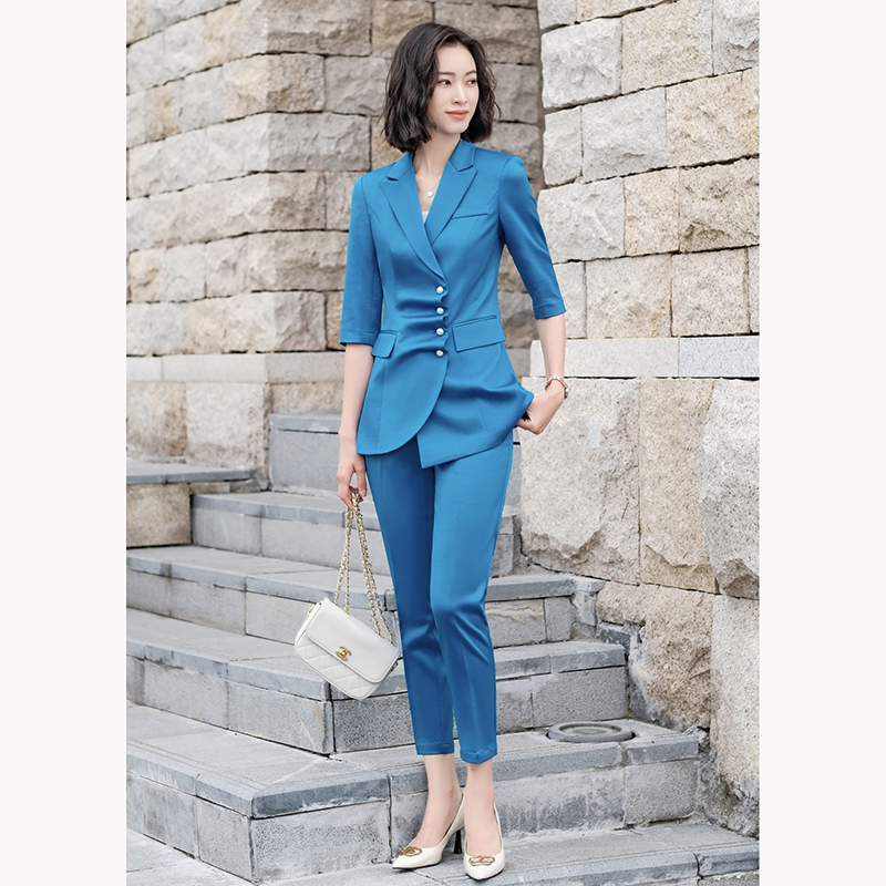 kudapy ชุดสูททำงานผู้หญิงสีดำ/สีฟ้า แต่งกระดุมแถวพร้อมกางเกง จุดเด่นของชุดนี้คือการออกแบบเพิ่มดีเทลกระดุมด้านหน้า