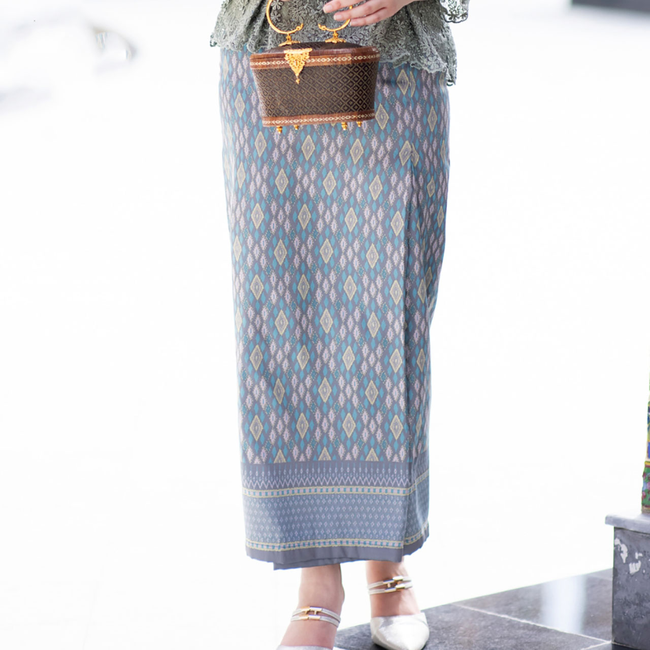 kudapy ชุดเซ็ทเสื้อลูกไม้ เกรดพรีเมี่ยม ชุดออกงาน ไปวัด ทำบุญ - ผ้าถุง ทอเครื่อง มัดหมี่ 3 ตะกอ (เขียวอความารีน)