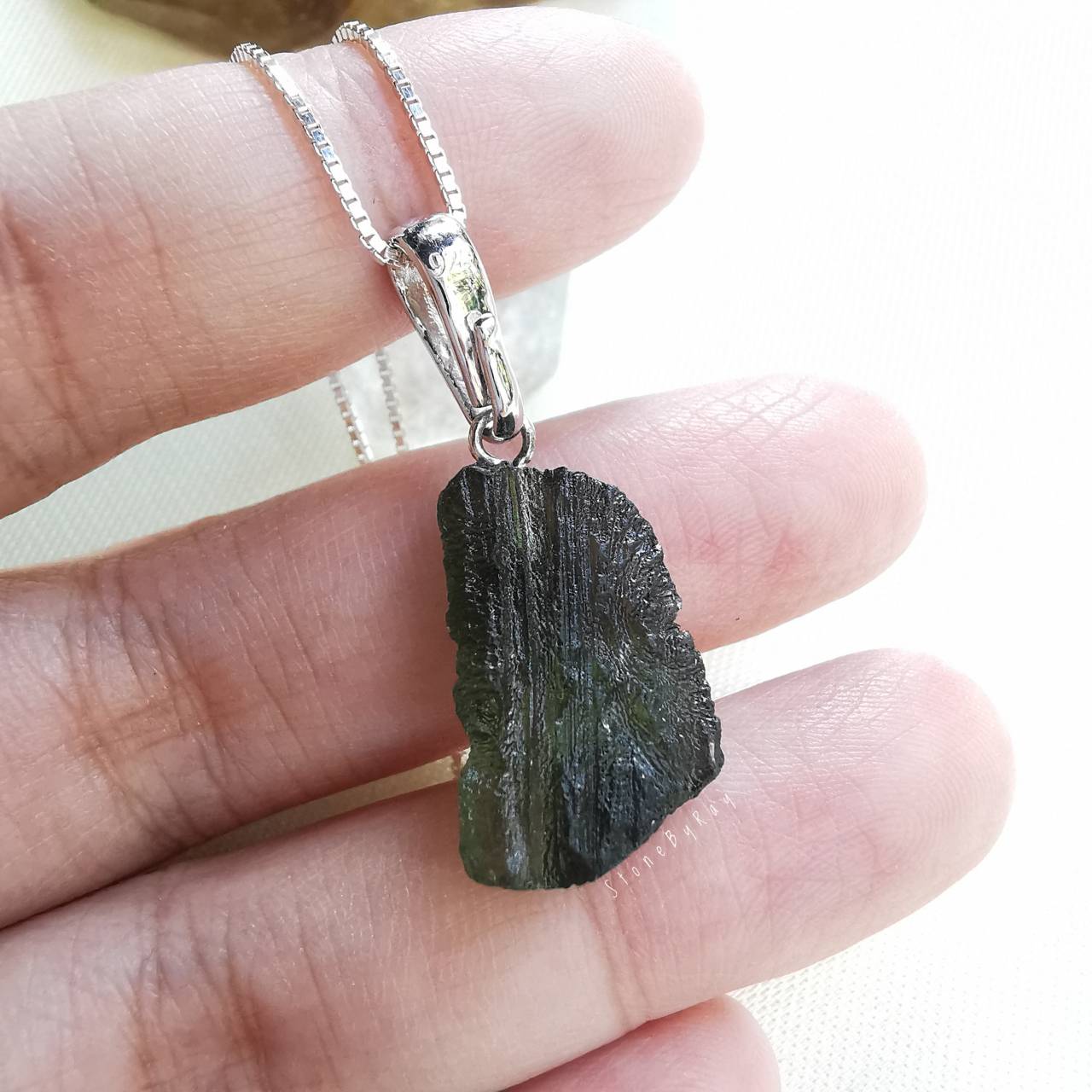 สร้อยคอเงินจี้สะเก็ดดาวโมดาไวท์(Moldavite)