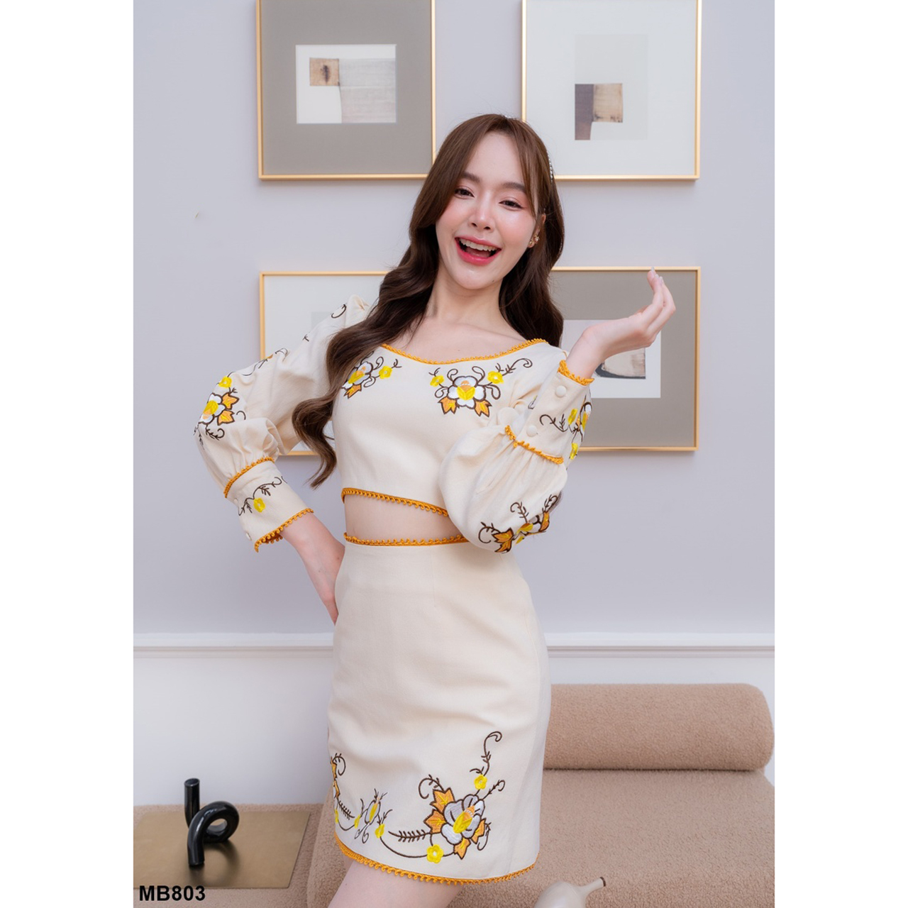 kudapy ชุดเซ็ทเสื้อครอปแขนยาว กระโปรงสั้นปักลายเหลือง ใส่เที่ยว ปาตี้ทะเลสวยดูดี