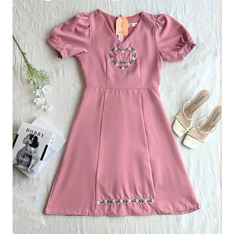 kudapy เดรสสั้นสีชมพู/สีเขียว/สีฟ้า คอวีผ้าพื้นอกหัวใจ