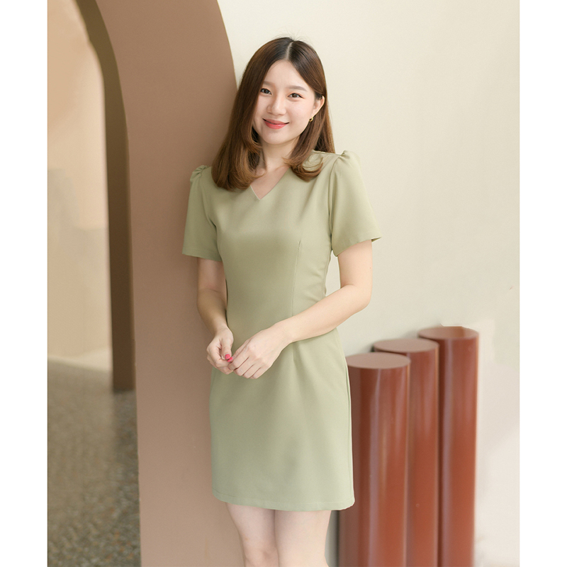 kudapy เดรสสั้นสีมัทฉะ/สีเทาเข้ม/สีม่วงอมน้ำตาล/สีน้ำตาล คอแหลม รูดยกช่วงไหล่เพิ่มความคิ้วท์ แพทเทิร์นจับเกล็ดเข้ารูป เนื้อผ้าหนานุ่มมีน้ำหนักทิ้งตัวสวย ซับในทั้งตัว