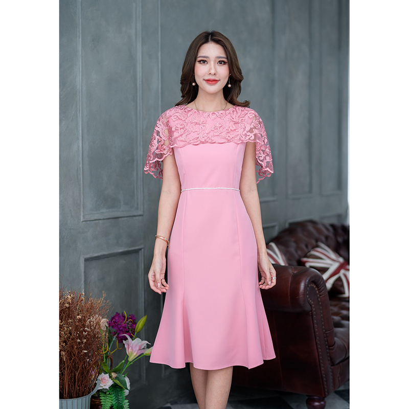 kudapy เดรสออกงานสไตล์หรูหรา ดีไซน์ตัวเดรสด้วยผ้าพื้นเนื้อดีตัดเย็บทรงหางปลา ช่วงบนคลุมไหล่ด้วยผ้าลูกไม้ปักเงา เป็นปีกคางคาว